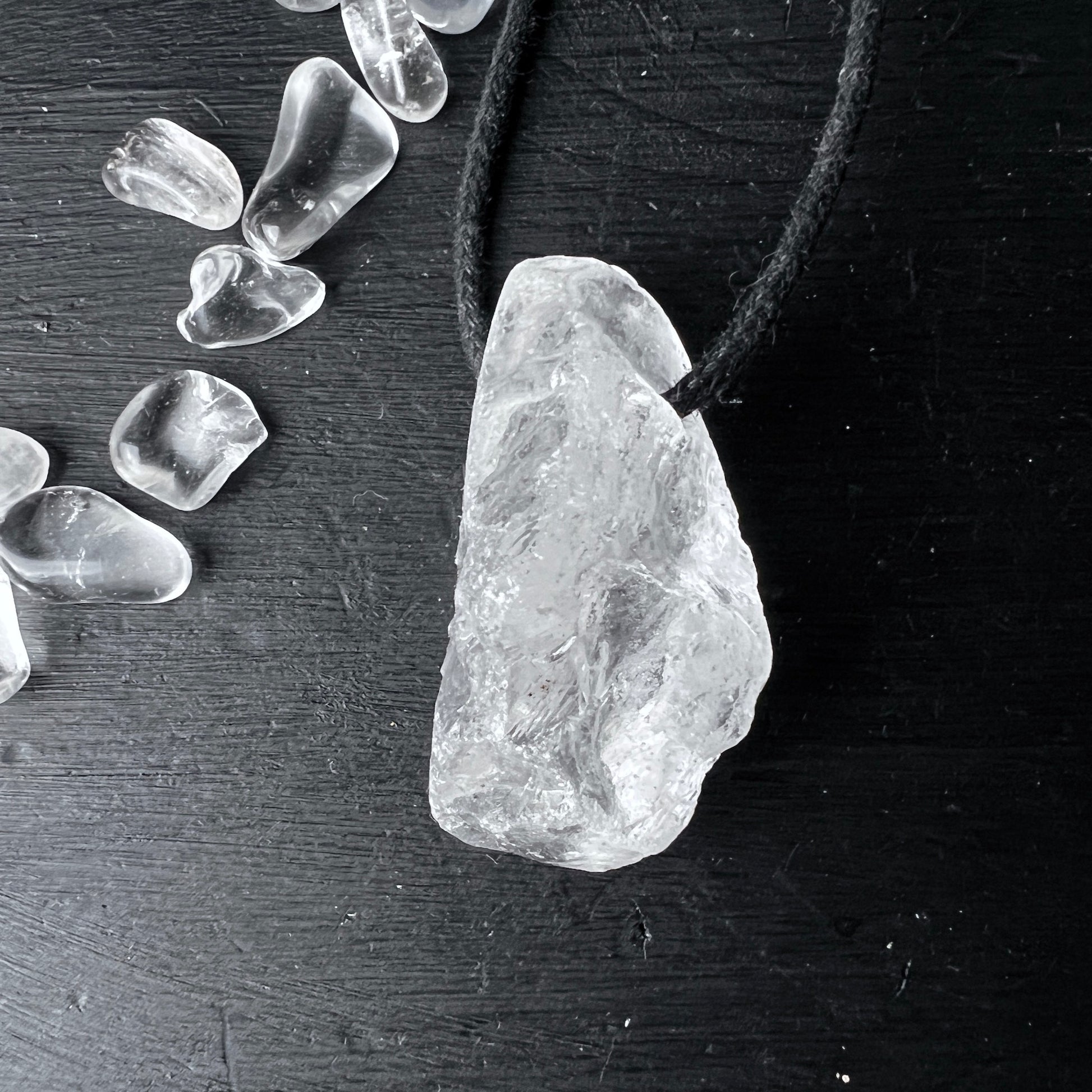  Großer Roher Bergkristall Anhänger – Abgerundet und Gebohrt 🌟✨  Der große, rohe Bergkristall ist gebohrt. | Happy Minerals