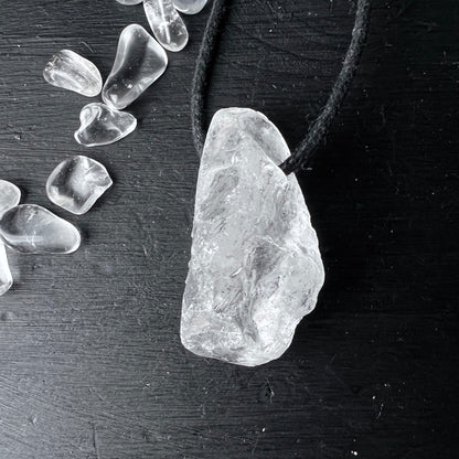  Großer Roher Bergkristall Anhänger – Abgerundet und Gebohrt 🌟✨  Der große, rohe Bergkristall ist gebohrt. | Happy Minerals