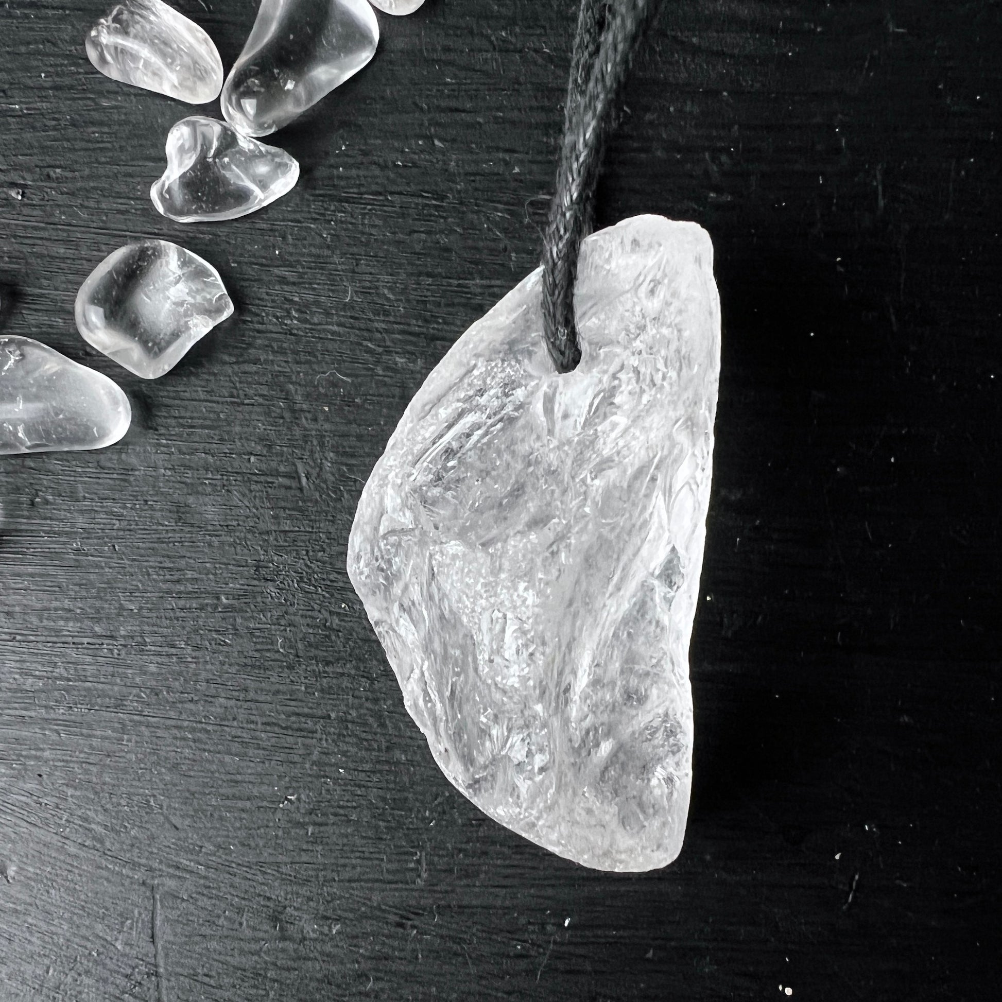  Großer Roher Bergkristall Anhänger – Abgerundet und Gebohrt 🌟✨  Der große, rohe Bergkristall ist gebohrt und wird mit einem verstellbaren, schwarzen Band geliefert | Happy Minerals