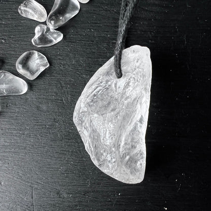  Großer Roher Bergkristall Anhänger – Abgerundet und Gebohrt 🌟✨  Der große, rohe Bergkristall ist gebohrt und wird mit einem verstellbaren, schwarzen Band geliefert | Happy Minerals
