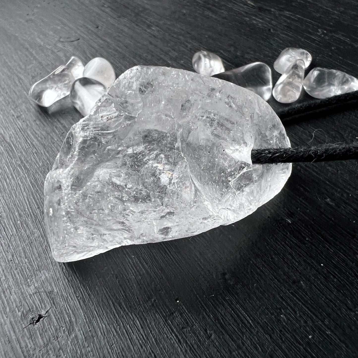  Großer Roher Bergkristall Anhänger – Abgerundet und Gebohrt | Happy Minerals