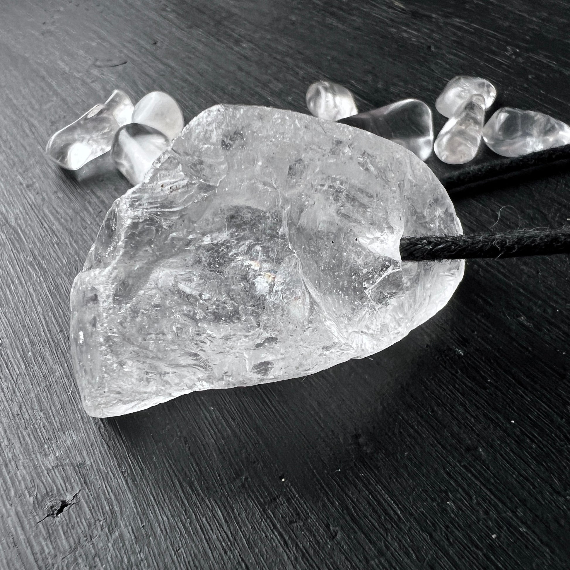  Großer Roher Bergkristall Anhänger – Abgerundet und Gebohrt | Happy Minerals