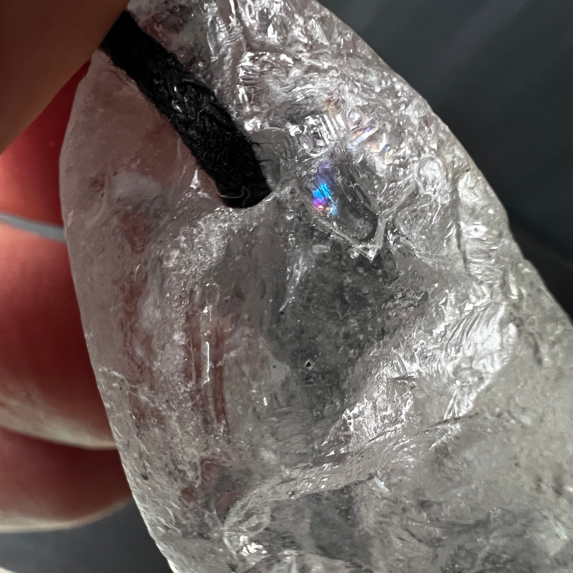  Großer Roher Bergkristall Anhänger, mit Regenbogen | Happy Minerals