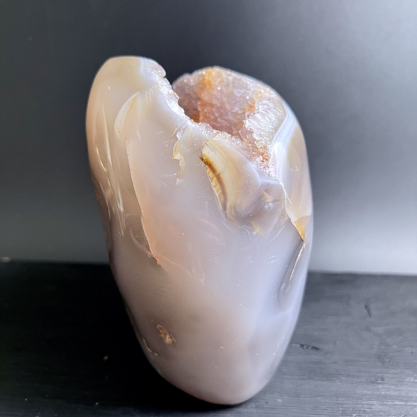 Großes Achat-Amethyst Geodestück mit polierten Bändern und natürlicher Höhlenform | Happy Minerals