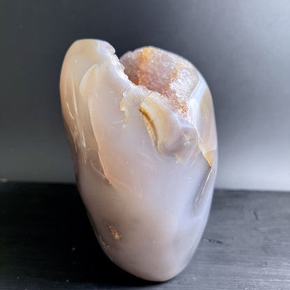 Großes Achat-Amethyst Geodestück mit polierten Bändern und natürlicher Höhlenform | Happy Minerals