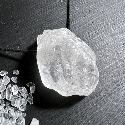 Großer Bergkristall Anhänger für Sie und Ihn, mit schwarzem Band | Happy Minerals