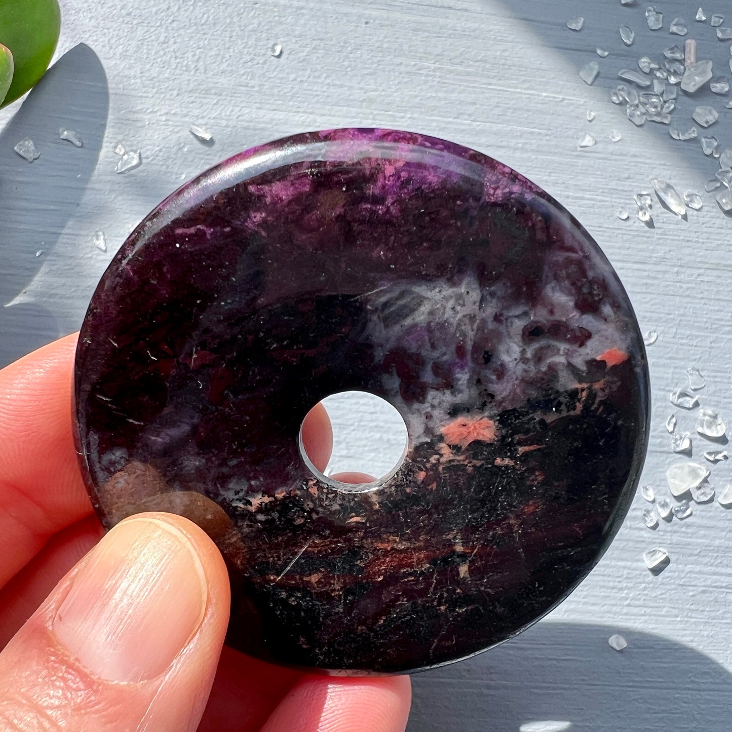 Grosser Sugilit Donut in der Hand | Happy Minerals