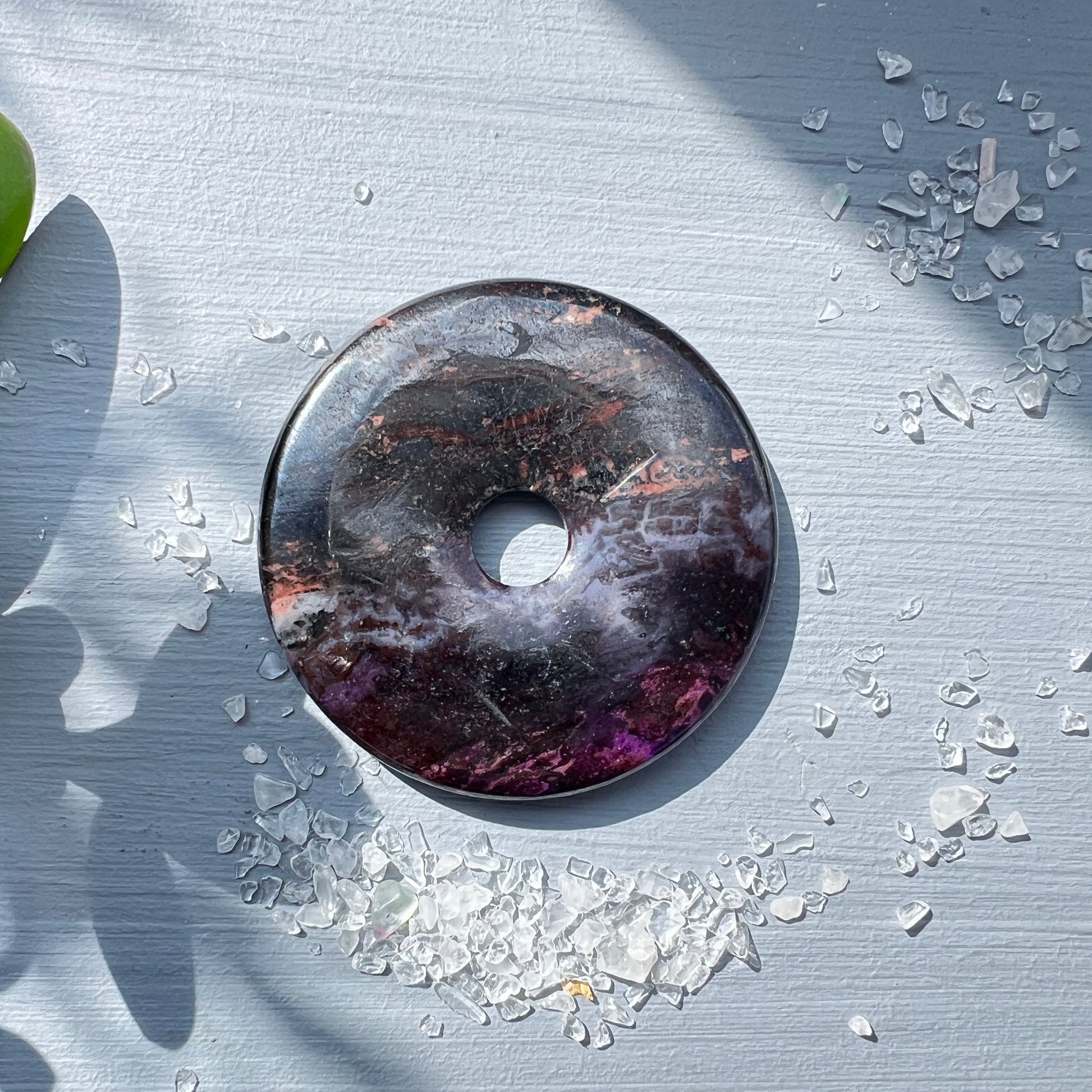 Grosser Sugilit Donut in der Sonne | Happy Minerals