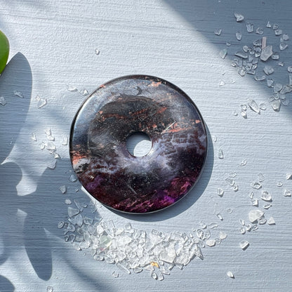 Grosser Sugilit Donut in der Sonne | Happy Minerals