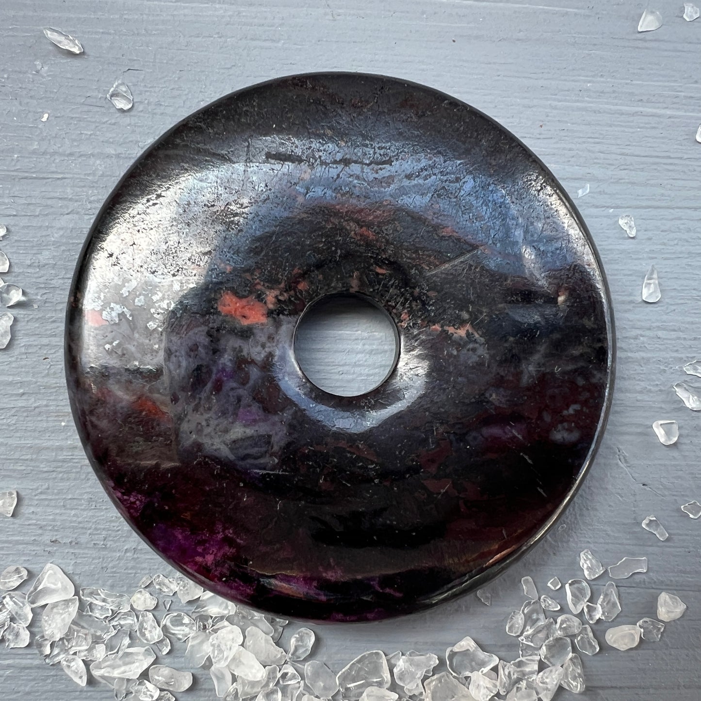 Grosser Sugilit Donut mit Bustamit und Richterit | Happy Minerals