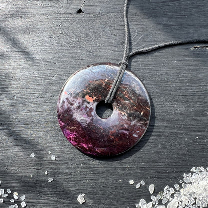 Grosser Sugilit Donut mit Bustamit und Richterit an einer Kordel | Happy Minerals