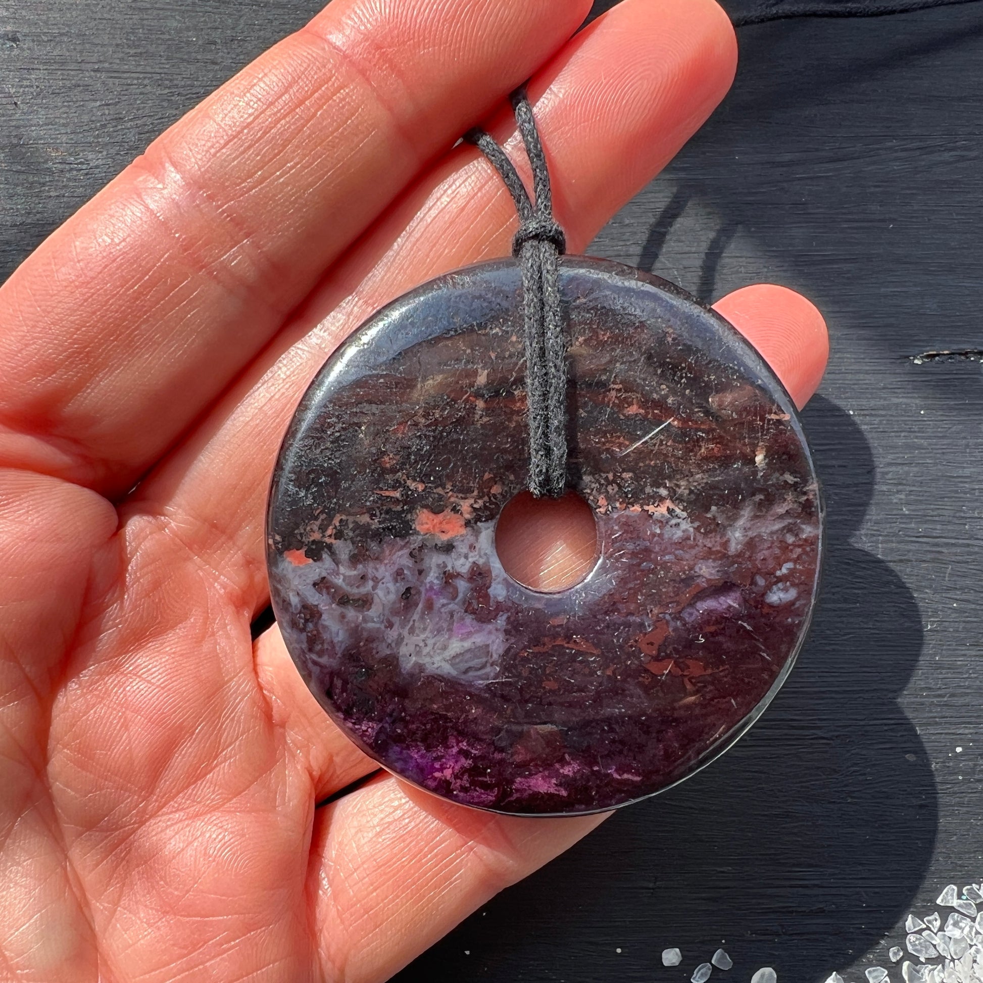 Grosser Sugilit Donut mit Bustamit und Richterit  in der Hand| Happy Minerals
