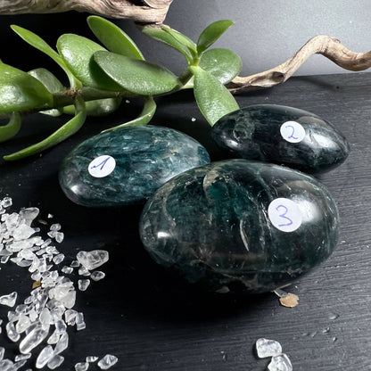Drei grüne Apatit Handschmeichler von der Seite, dunkles Grün, oval poliert – Happy Minerals