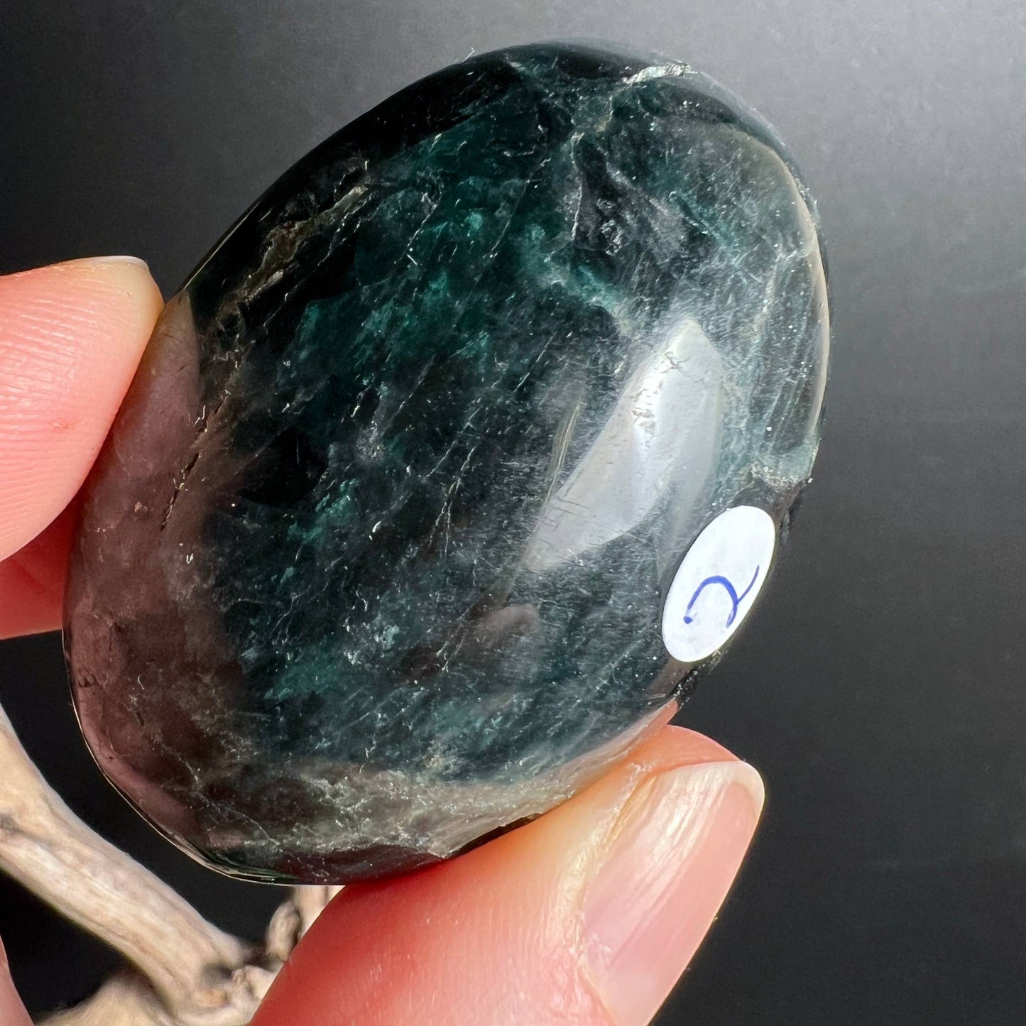 Grüner Apatit Handschmeichler Nr. 2 in der Hand, tiefes Petrolgrün, poliert – Happy Minerals