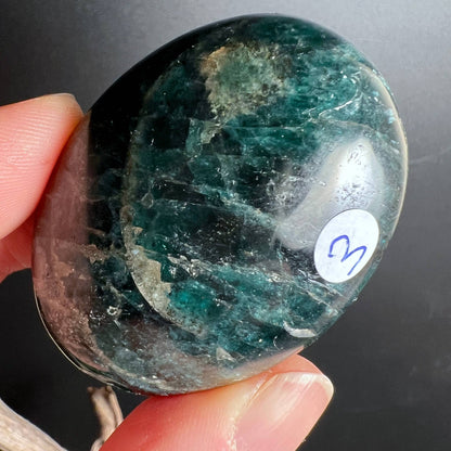 Grüner Apatit Handschmeichler Nr. 3 in der Hand, smaragd-petrol Nuancen – Happy Minerals