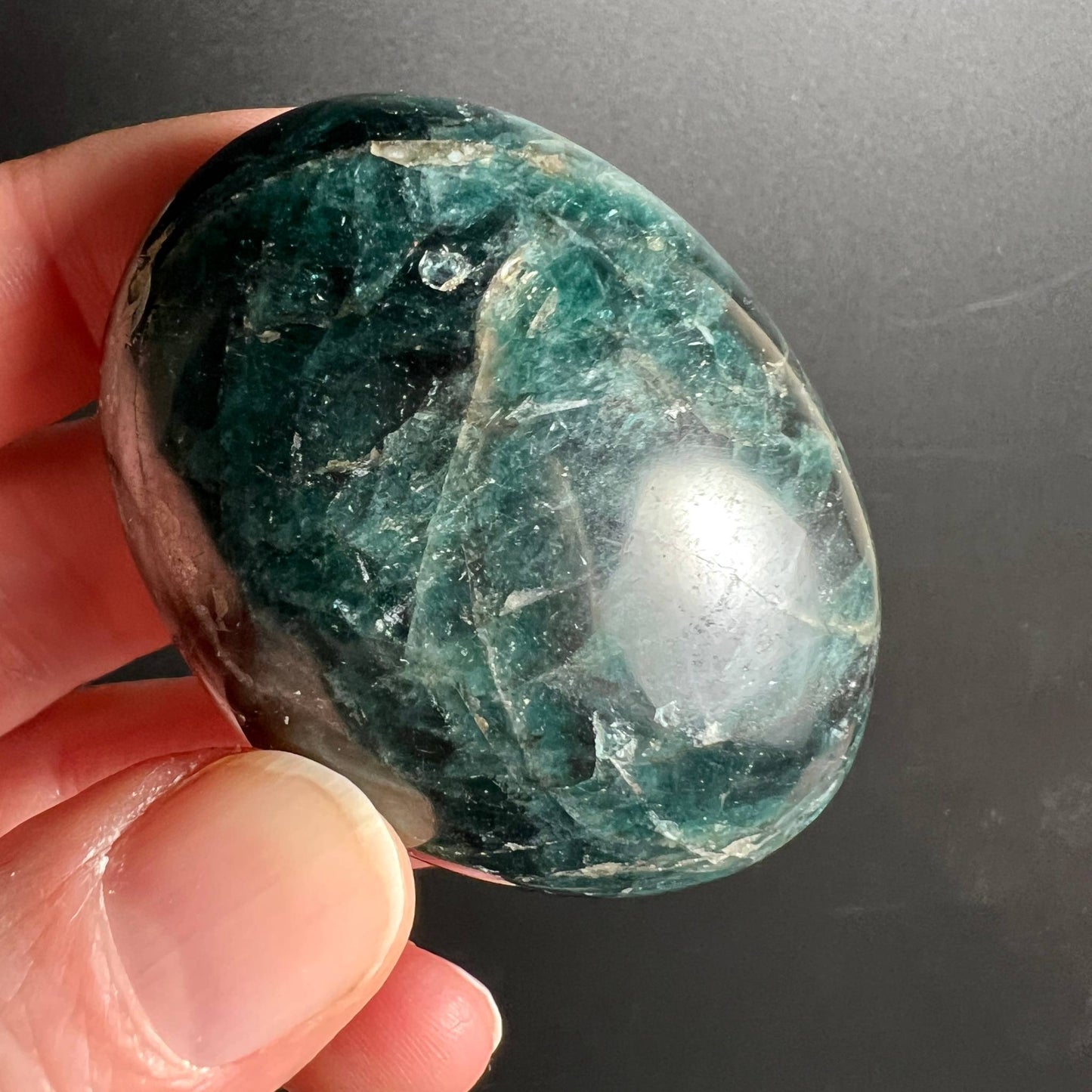 Grüner Apatit Handschmeichler Nr.3 Detailansicht glänzend, natürliche Maserung – Happy Minerals