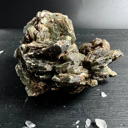 Grüner Muscovit Fuchsit Seitenansicht | geschichtete Kristallblätter waldgrün | Happy Minerals