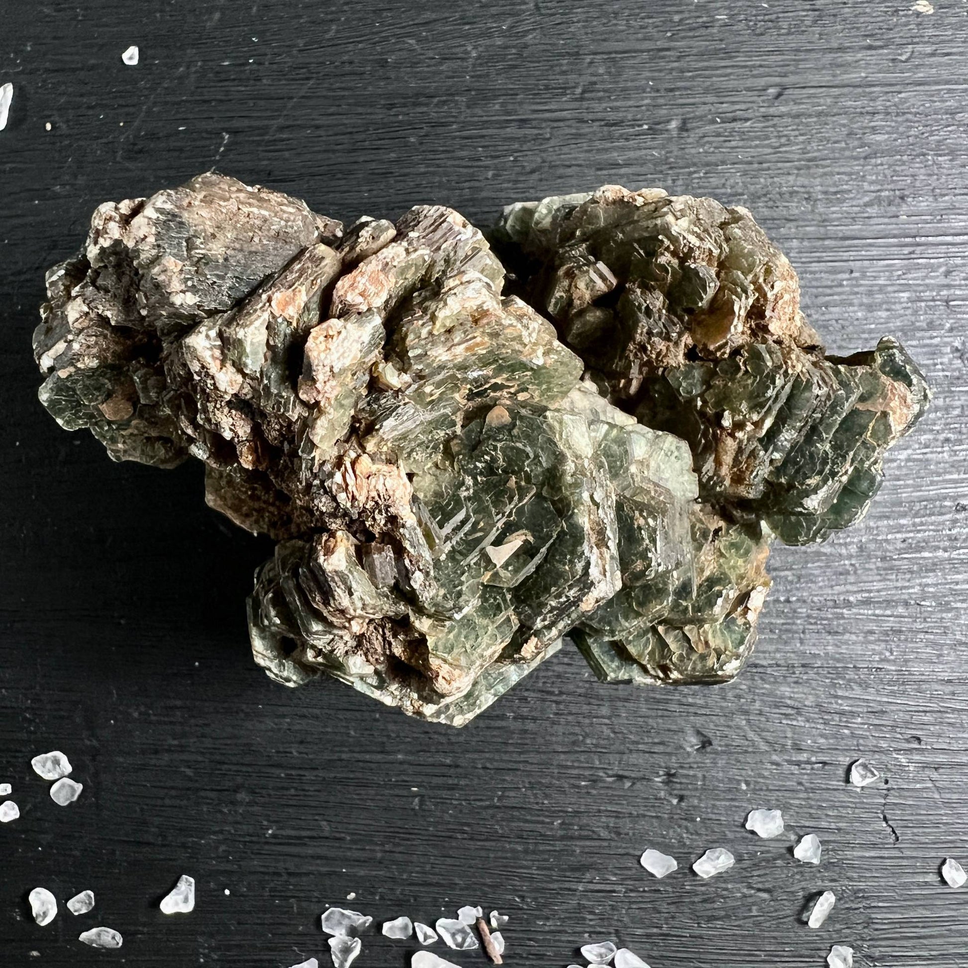 Grüner Muscovit Handstück kompakt | natürliche Blätterstruktur 103g Mali | Happy Minerals
