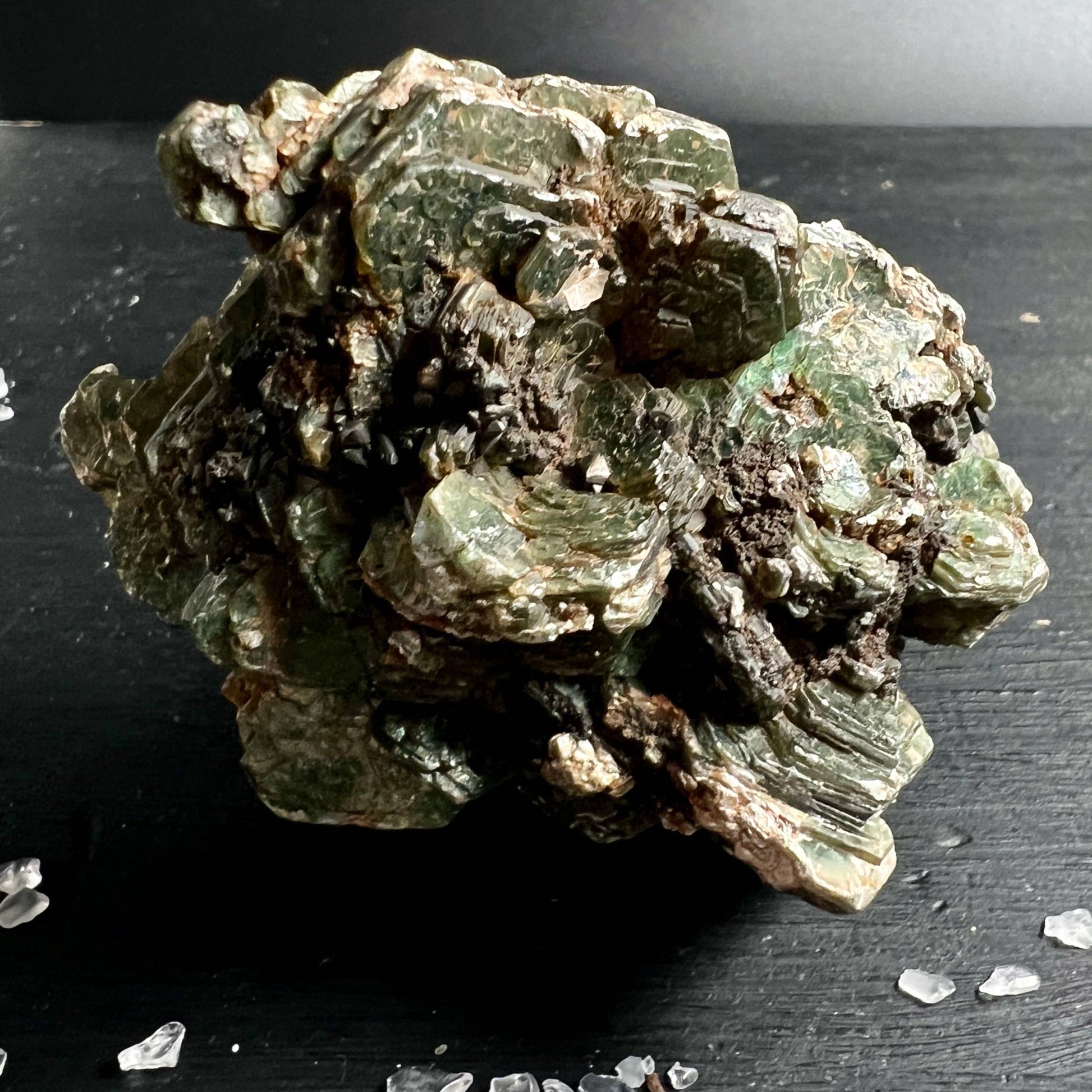 Grüner Muscovit Specimen frontal | dichte Glimmerschichten tiefgrün schimmernd | Happy Minerals