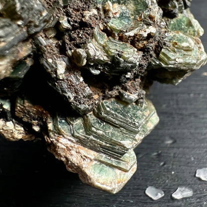 Grüner Muscovit Makro Detail | irisierende Kristallfenster im Glimmer | Happy Minerals