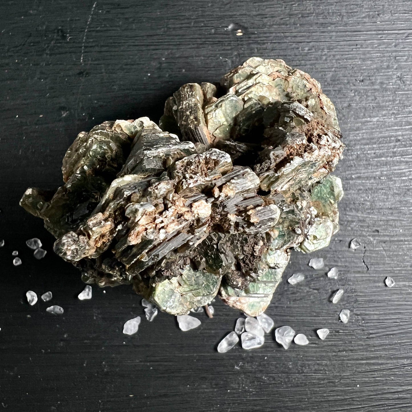 Grüner Muscovit Unikat Draufsicht | waldgrünes Sammlerstück aus Mali | Happy Minerals