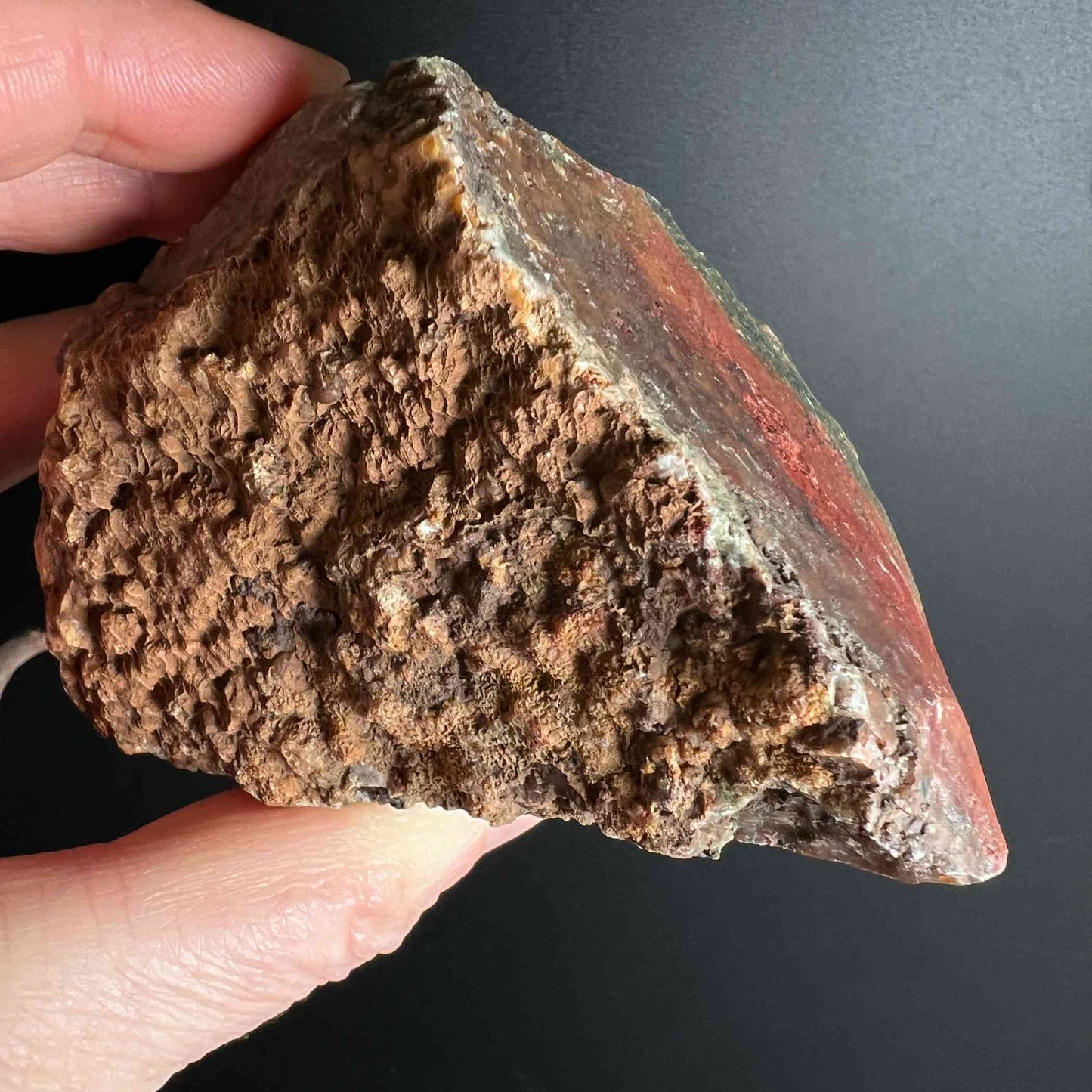 Heliotrop Rohstein aus Brasilien, grün-rot Variante Nr. 3 mit Druzy Unterseite