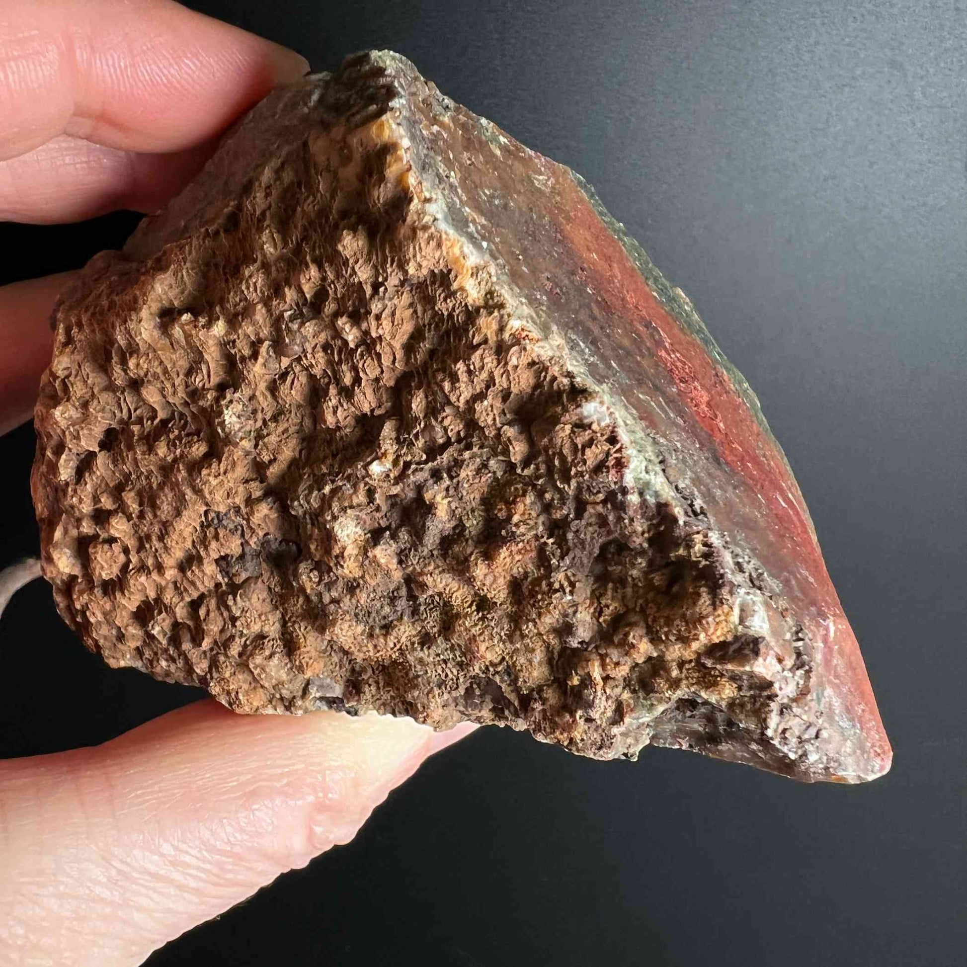 Heliotrop Rohstein aus Brasilien, grün-rot Variante Nr. 3 mit Druzy Unterseite