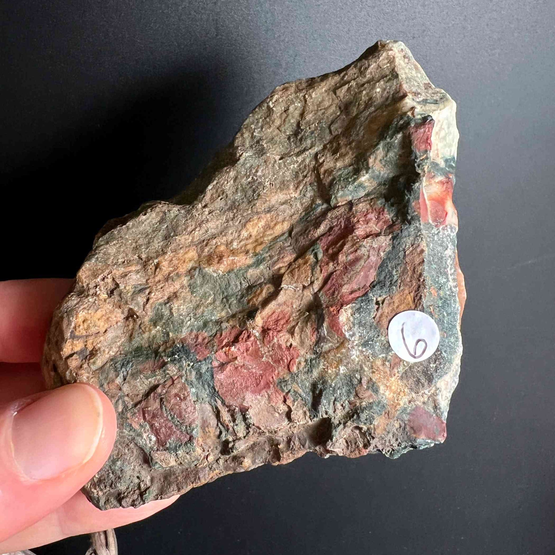 Heliotrop Rohstein aus Brasilien, grün-rot Variante Nr. 6, dreieckig, braun-grün-rot