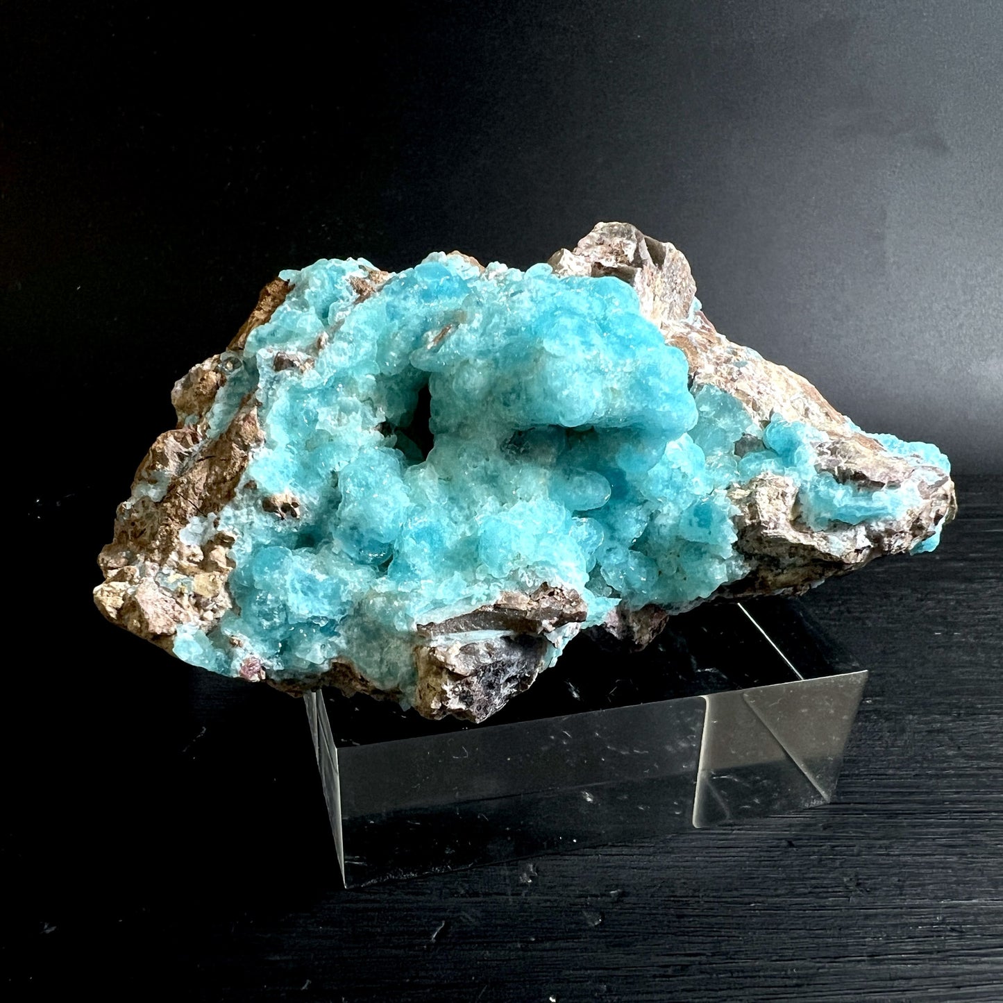 Hemimorphit aus der DR Kongo, blau leuchtend, auf transparentem Sockel  | Happy Minerals