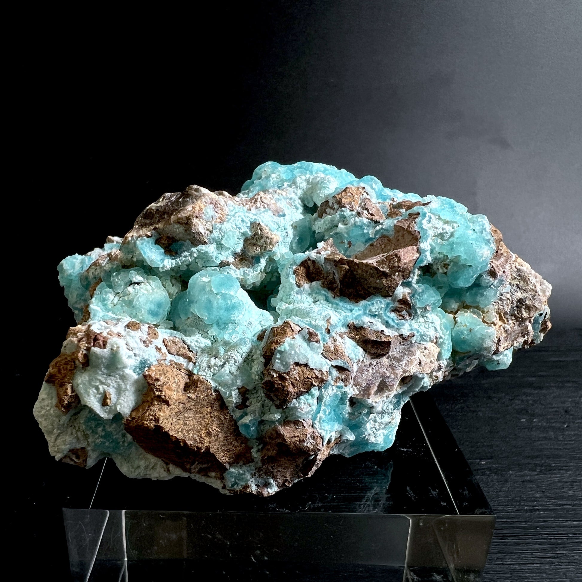 Hemimorphit aus der DR Kongo, blau leuchtend, auf transparentem Sockel Rückseite | Happy Minerals
