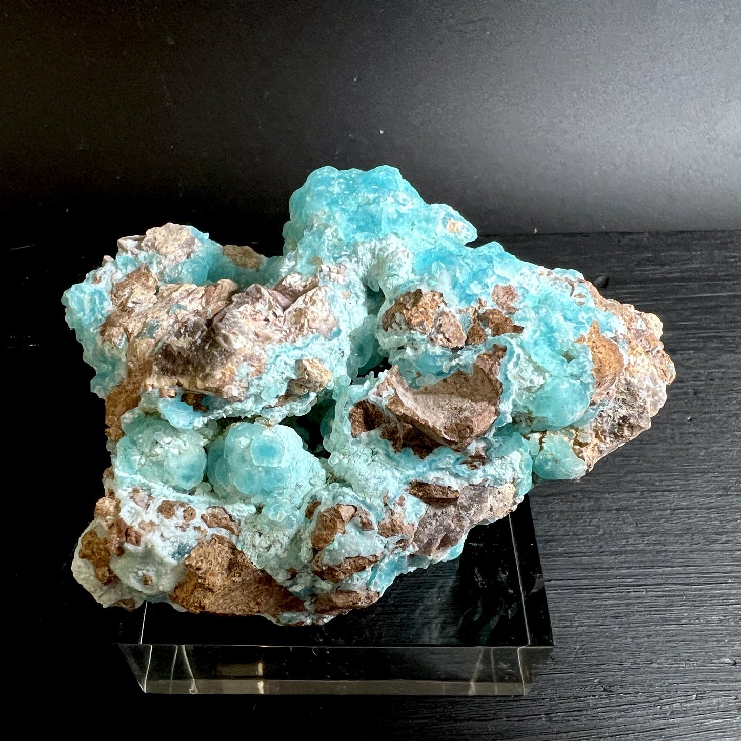 Hemimorphit aus der DR Kongo, blau leuchtend, auf transparentem Sockel von oben | Happy Minerals