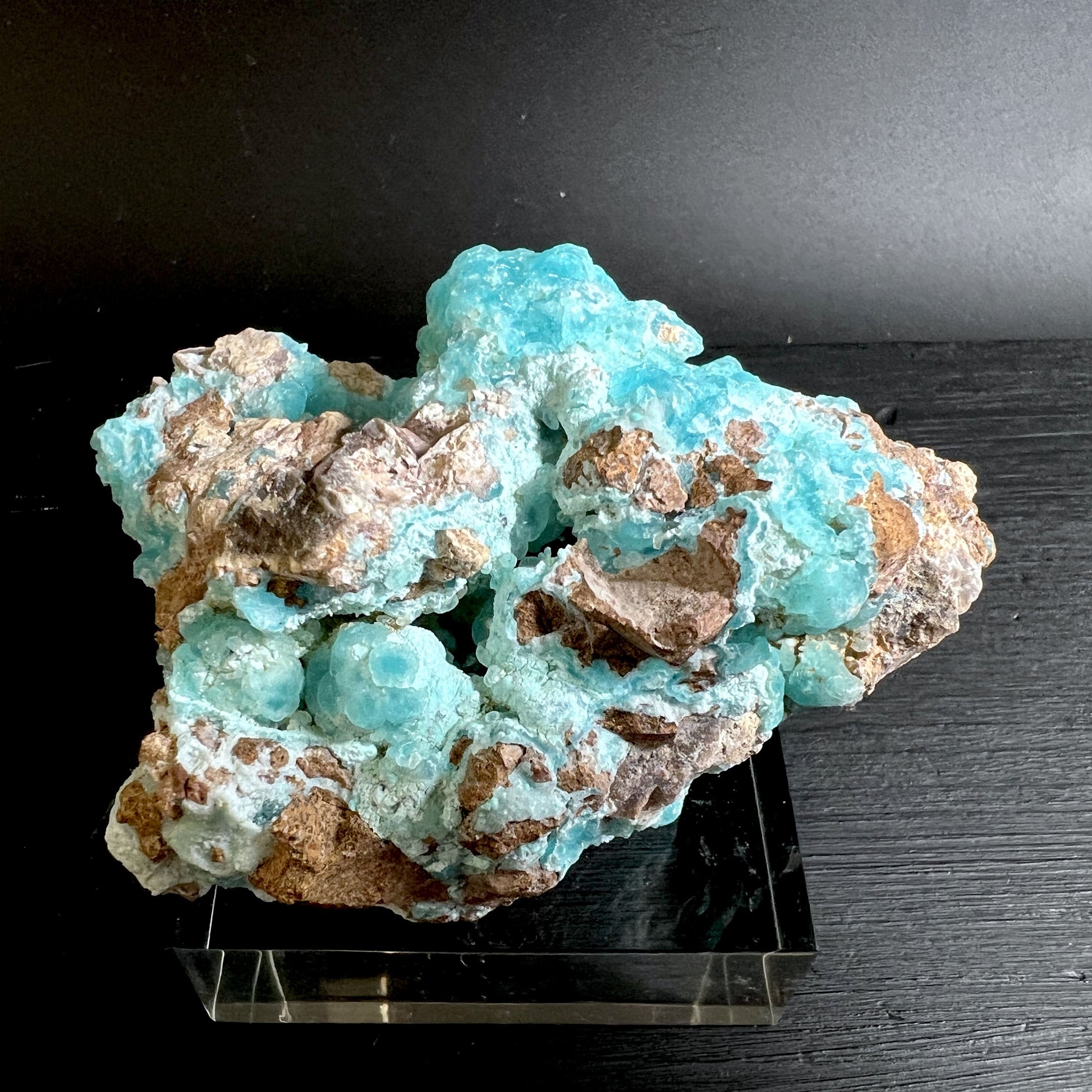 Hemimorphit aus der DR Kongo, blau leuchtend, auf transparentem Sockel von oben | Happy Minerals