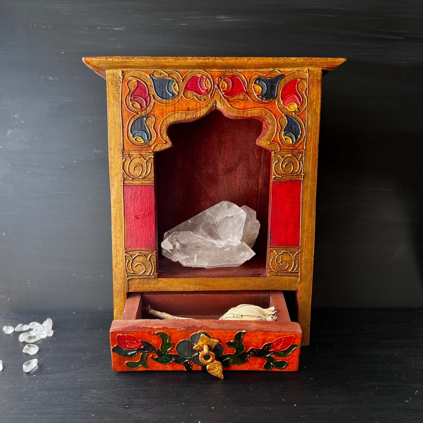 Handbemalter | Holzaltar | aus Nepal | mit floralen | Ornamenten | roter Nische | und Bergkristallen | Happy Minerals