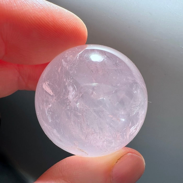 Boule de Quartz Rose Etoilée 30mm avec Astérisme