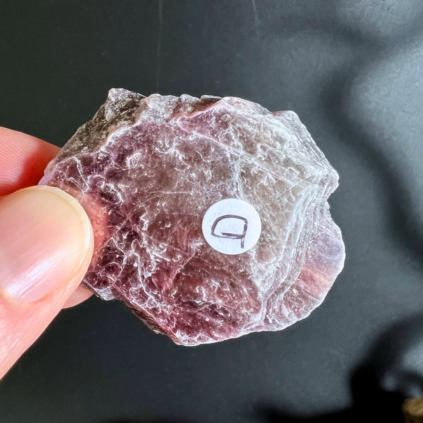 Detail des silbrig-violetten Spiegelschimmers der Lepidolith-Platte D | Happy Minerals