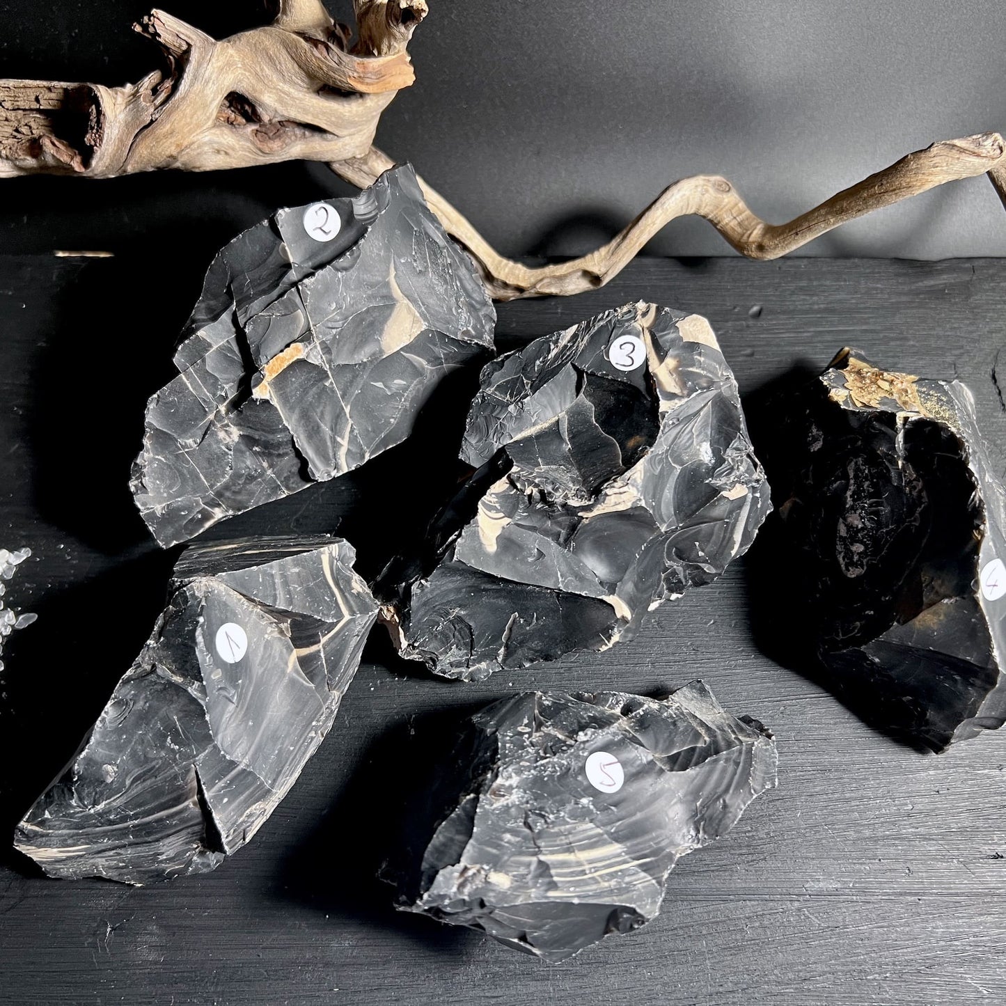 Schwarzer Onyx Rohstein, Nr. 1-5, Symbol für Schutz und Stärke | Happy Minerals