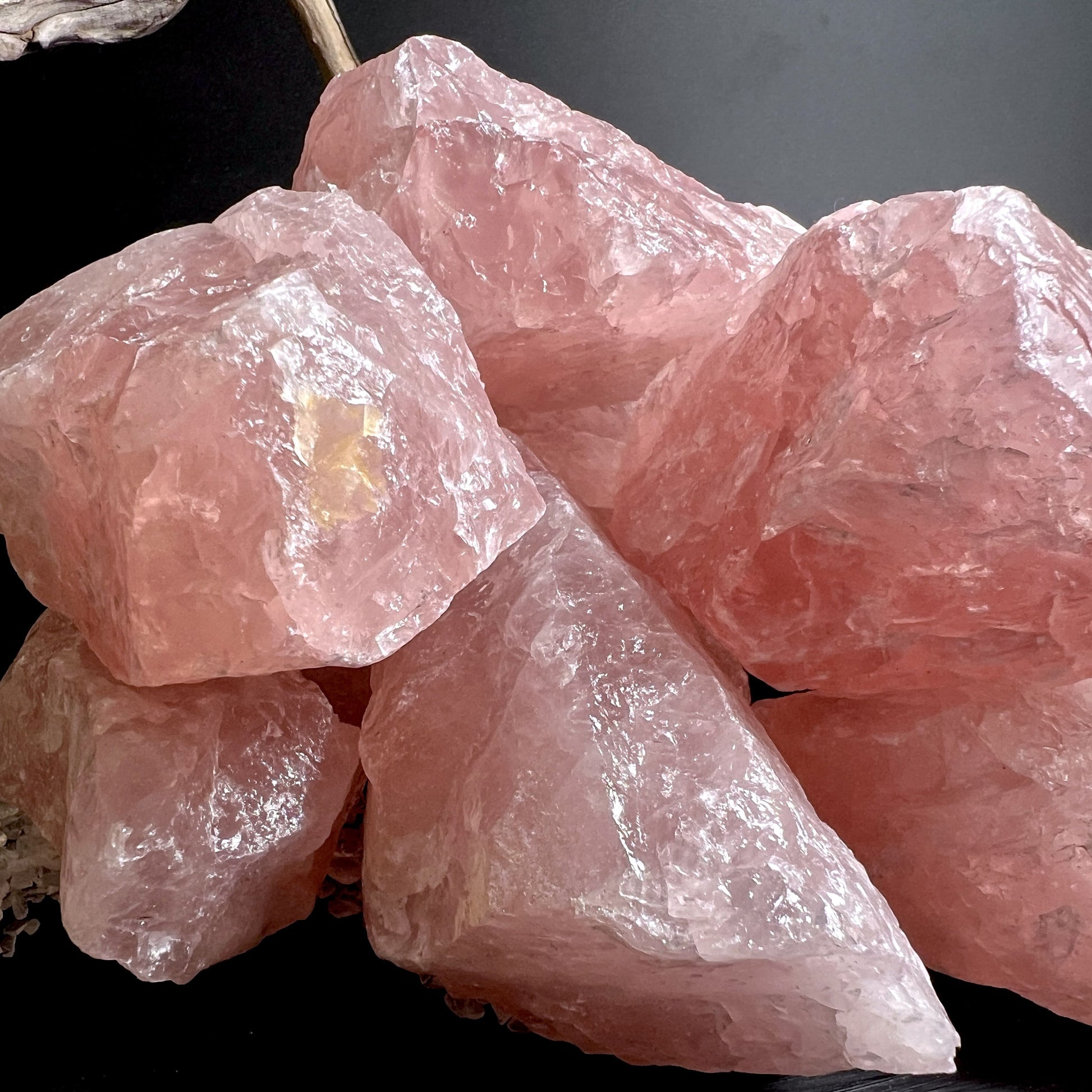 ntensive rosa Kristalle aus Brasilien – Rosenquarz Rohstücke Nahaufnahme | Happy Minerals