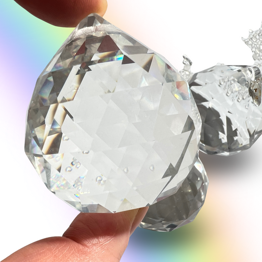 Jeder Suncatcher Kristall ist ca. 5 cm groß. Der Bleigehalt liegt bei 6%, es wird auch K2 Glas genannt. | Happy Minerals