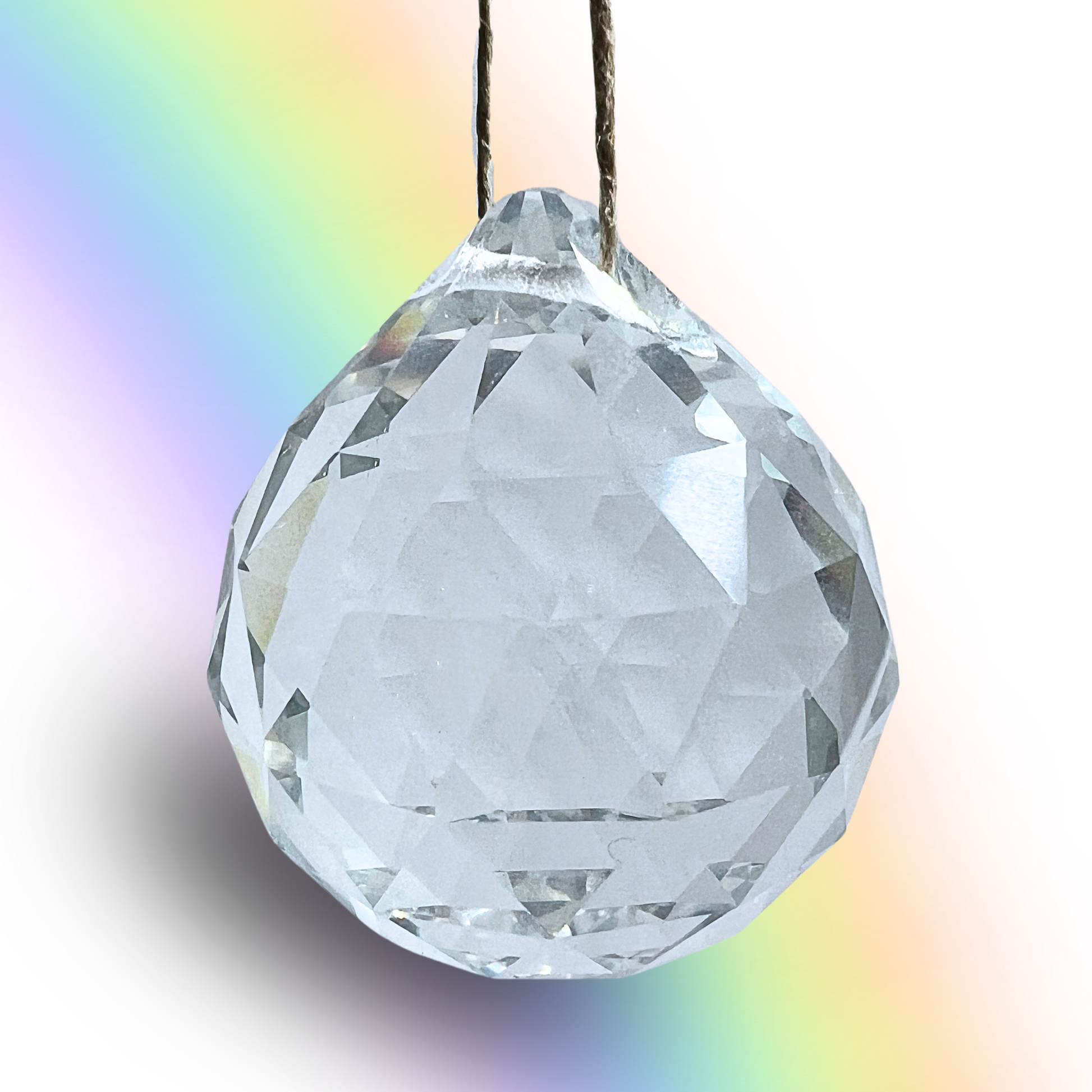 Regenbogen Feng Shui Kristall 5 cm, im Fenster hängend mit Lichtreflexionen | Happy Minerals
