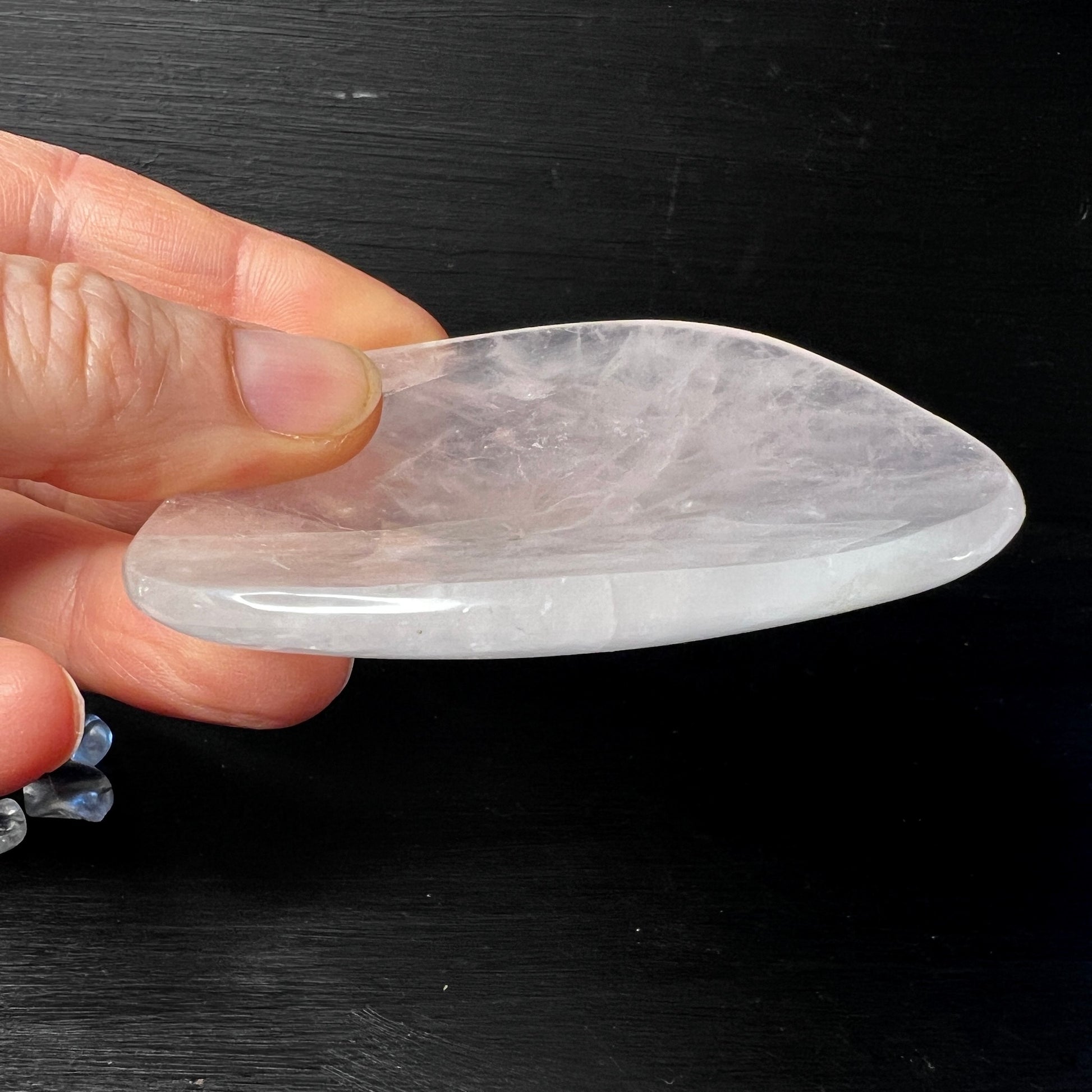 Kleine Rosenquarz Schale in der Hand seitlich  | Happy Minerals