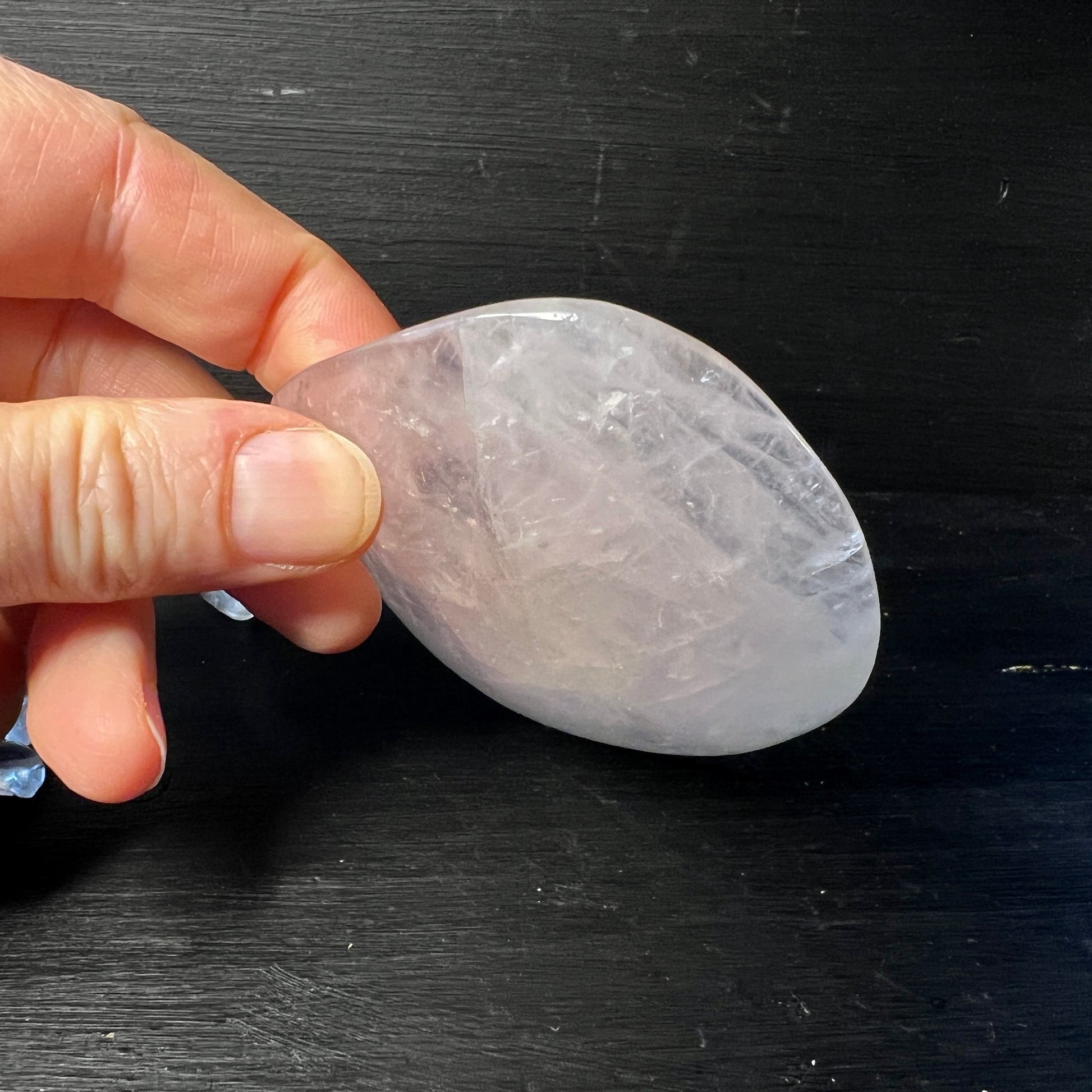 Kleine Rosenquarz Schale in der Hand von unten  | Happy Minerals