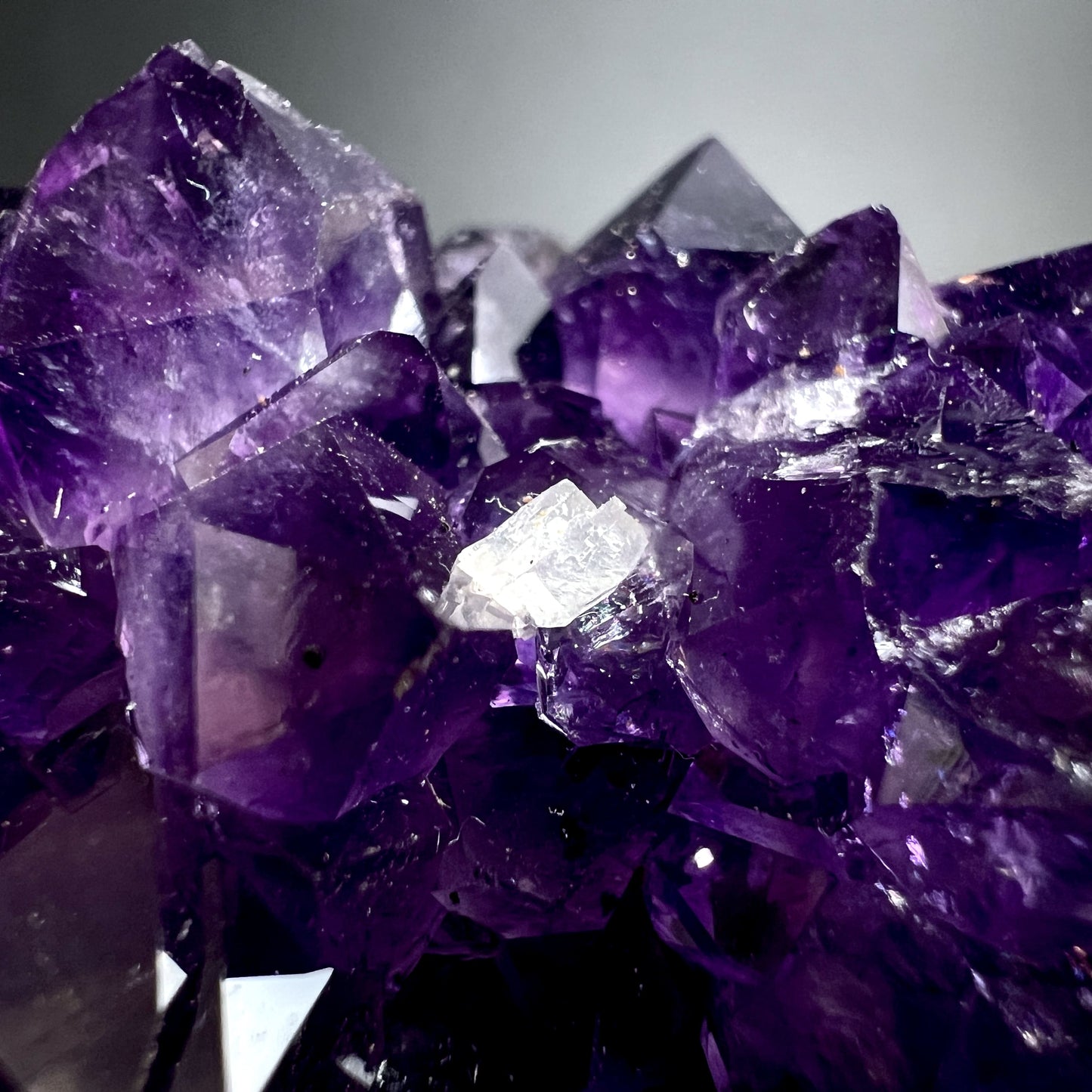 Kompakter dunkellila Amethyst Igel mit Calcit und kaum Matrix auf schwarzem Hintergrund | Happy Minerals