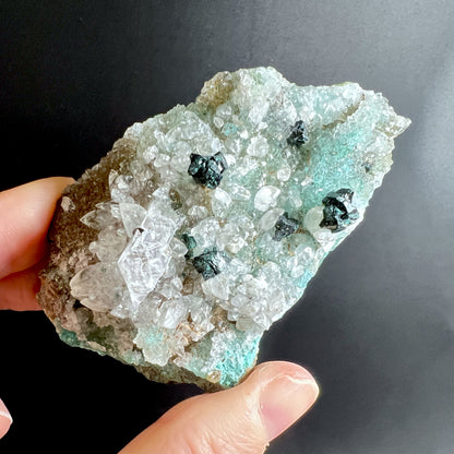 Kristallstufe mit leuchtendem Chrysokoll und transparentem Quarz aus Peru | Happy Minerals