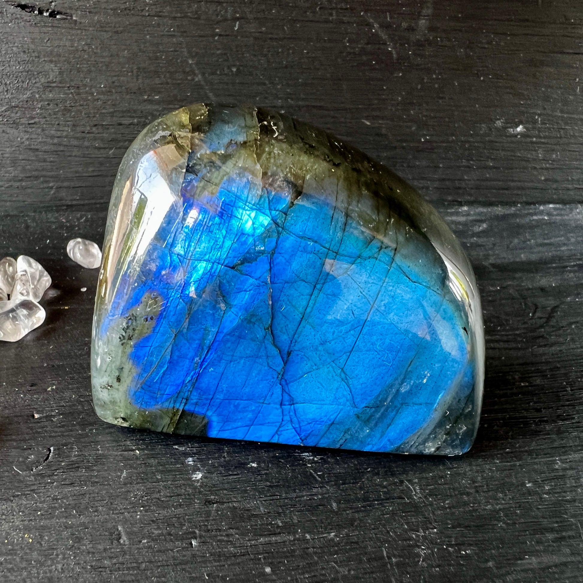 Labradorit Freeform mit Standfläche, blaue Farbe