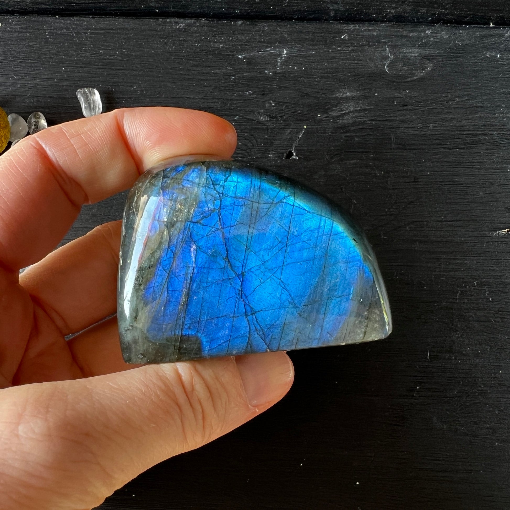 Labradorit Freeform mit Standfläche, reine blaue Farbe