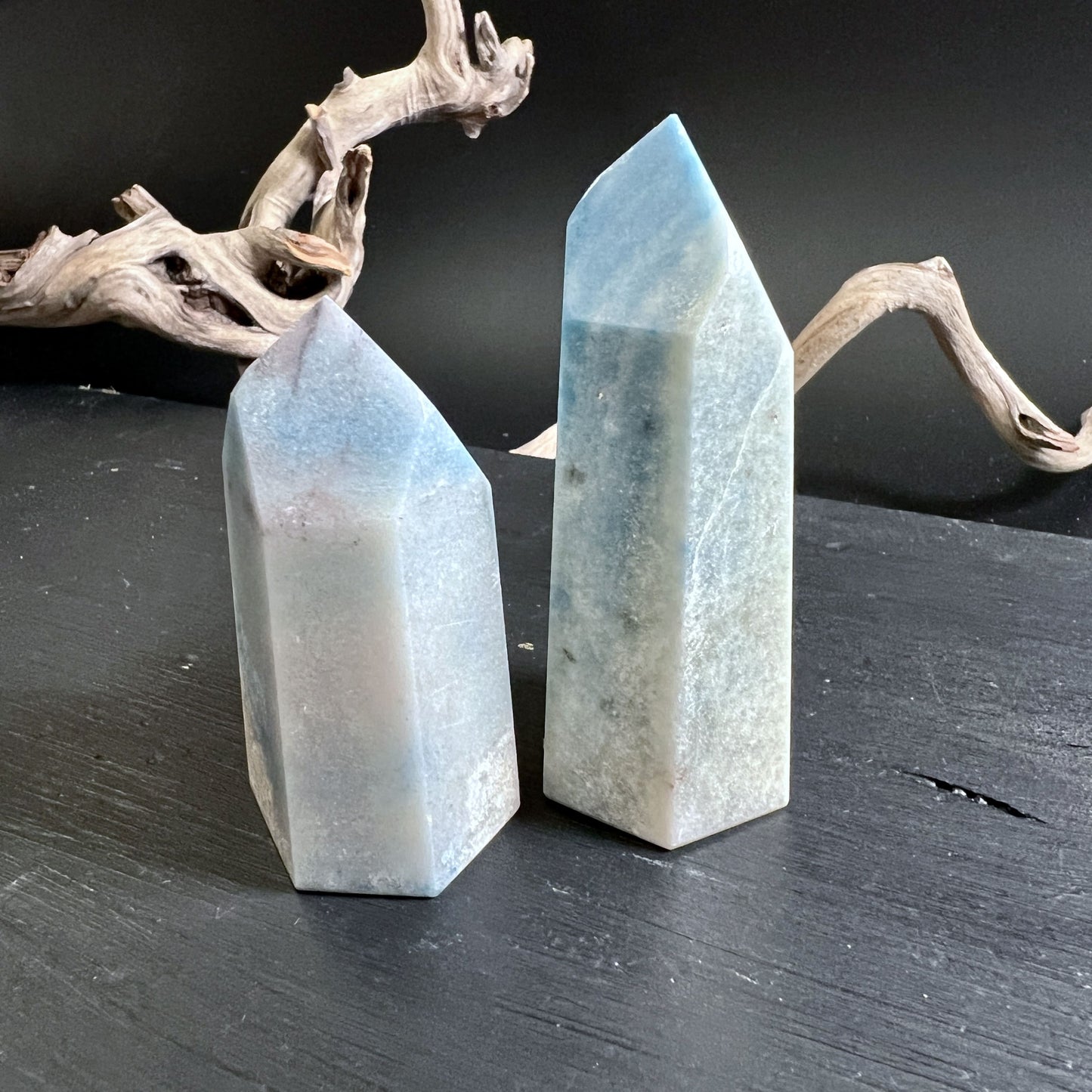 Lagunenblauer Trolleit Turm zur Wahl, zwei auf einem Bild | Happy Minerals