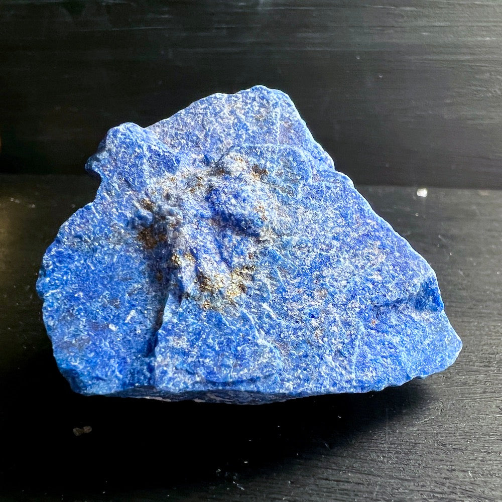 Lapislazuli Rohstein, 55mm mit ringförmigen Pyrit Einschluss | Happy Minerals