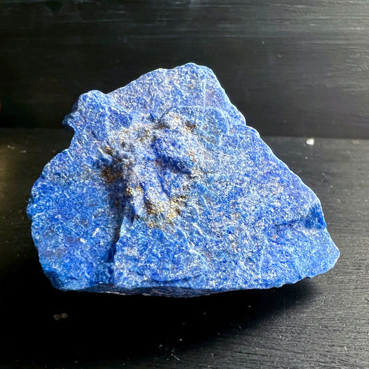 Lapislazuli Rohstein, 55mm mit ringförmigen Pyrit Einschluss | Happy Minerals