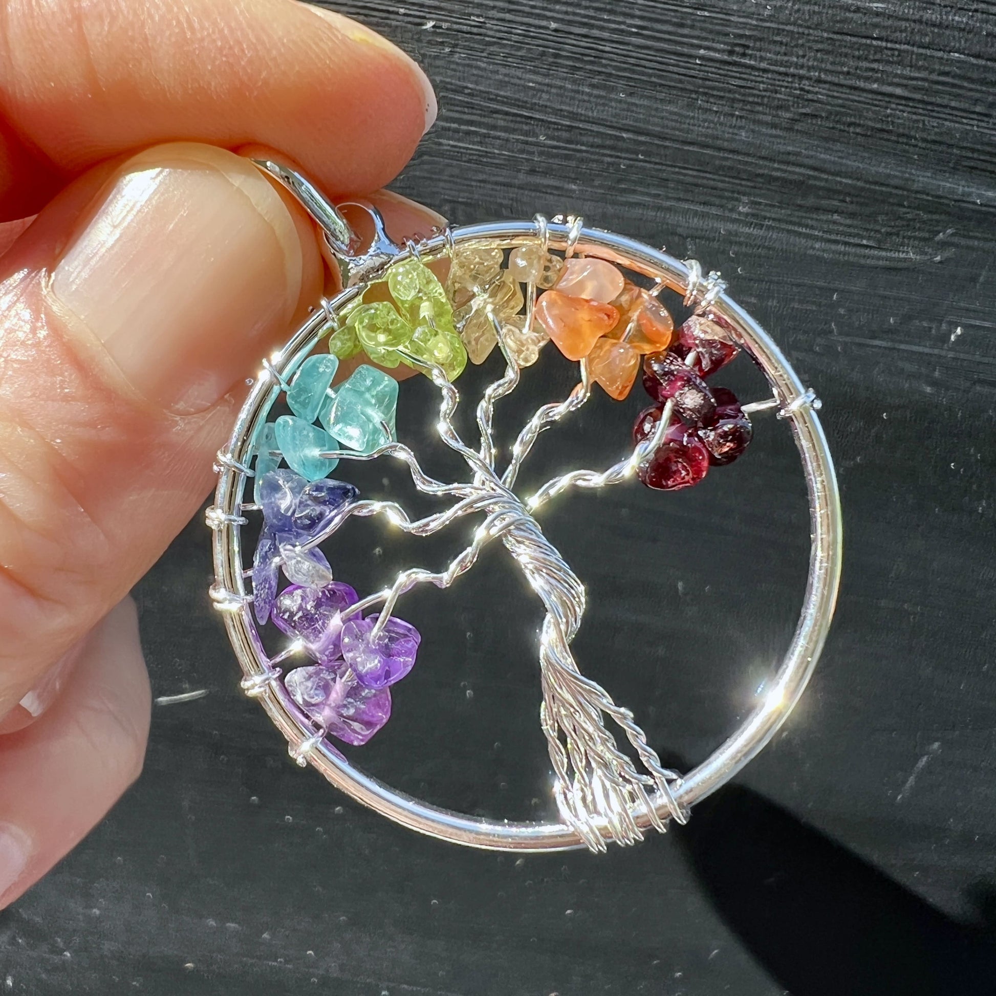 Lebensbaum Amulett – 7 Chakra Baum des Lebens 38 mm in der Hand | Happy Minerals