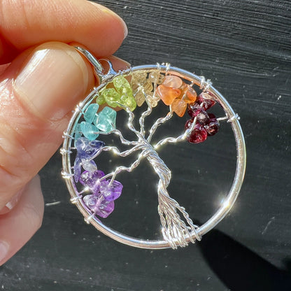 Lebensbaum Amulett – 7 Chakra Baum des Lebens 38 mm in der Hand | Happy Minerals